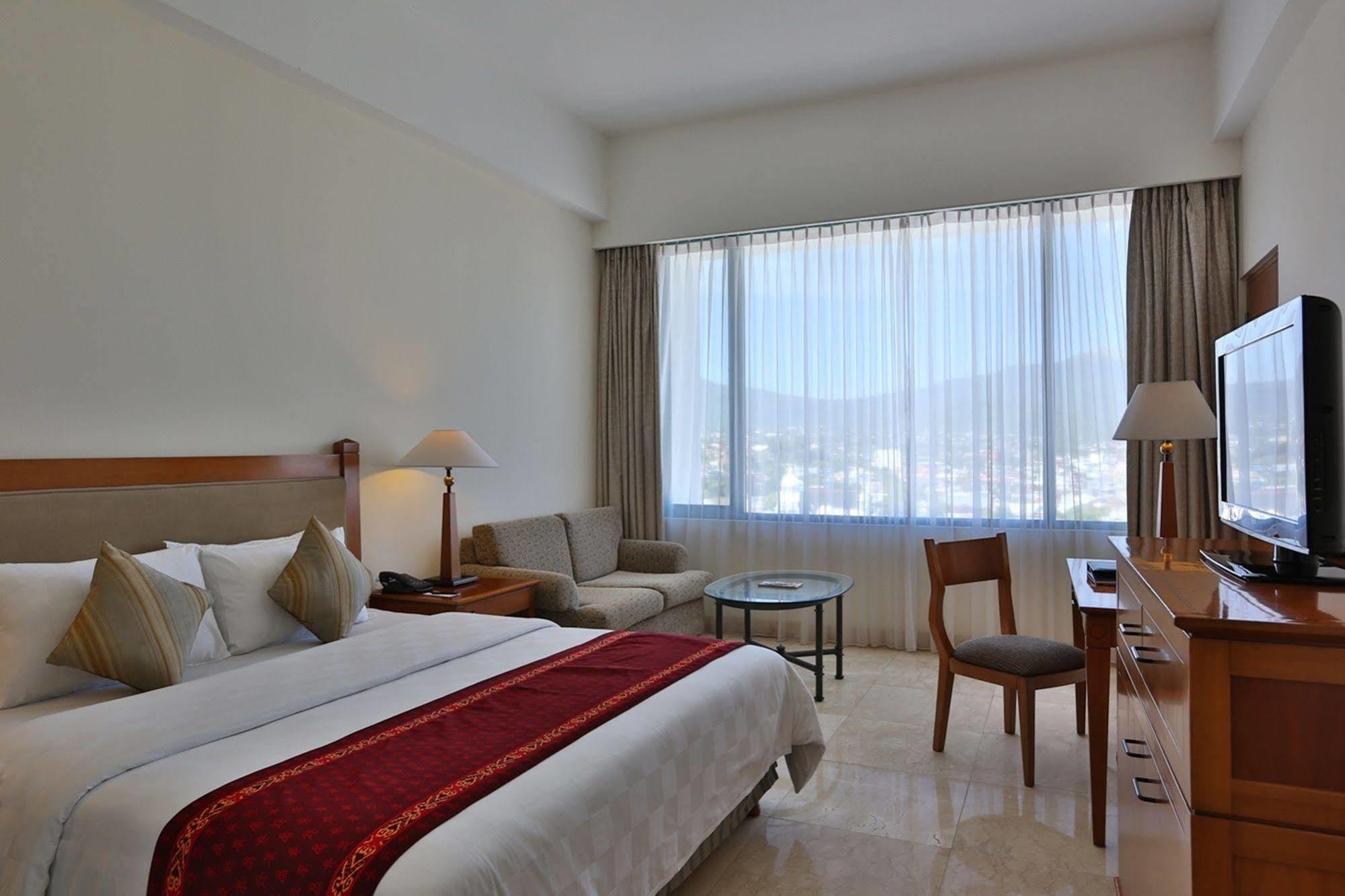 Aryaduta Manado Exterior photo