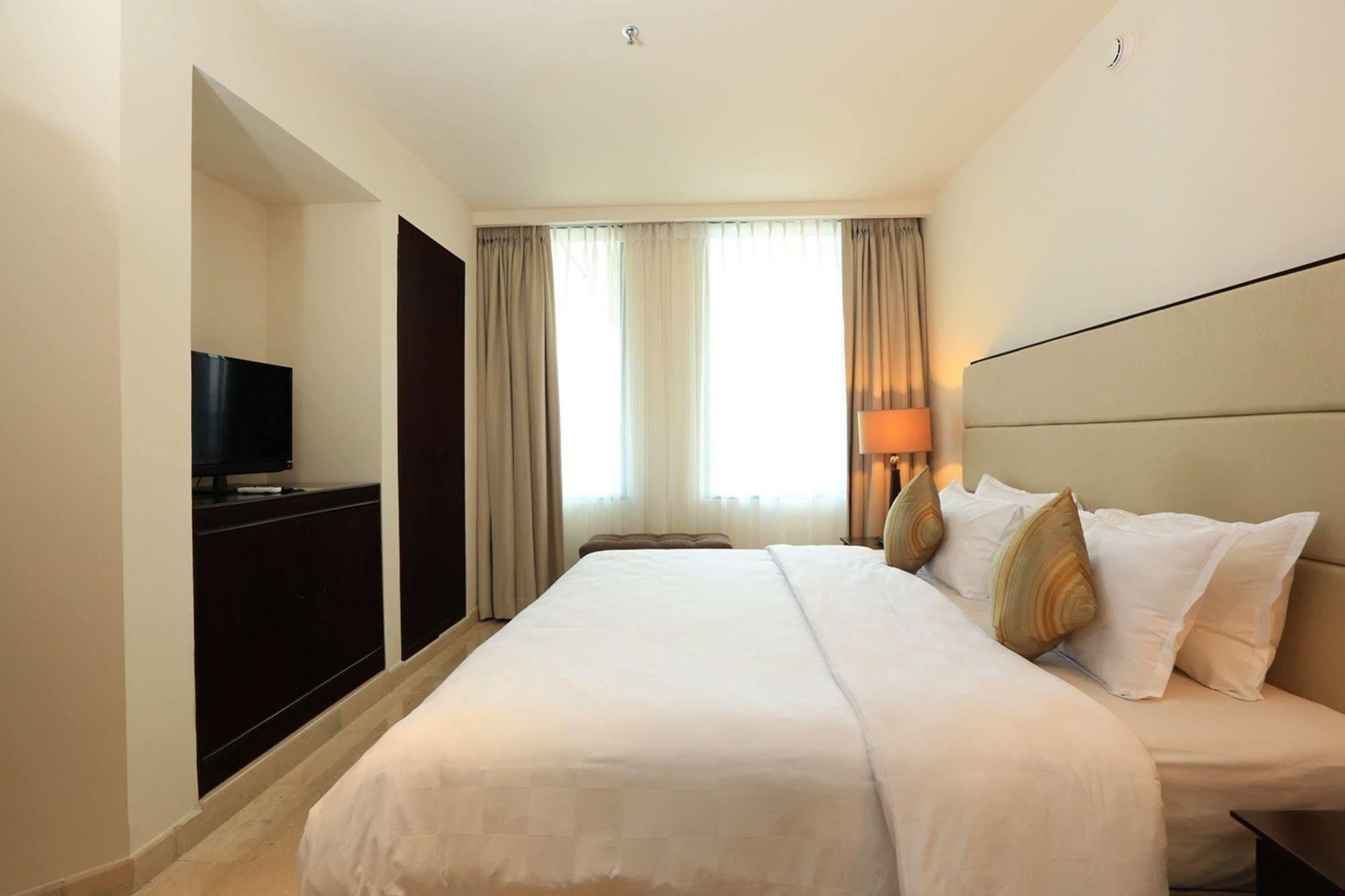 Aryaduta Manado Exterior photo