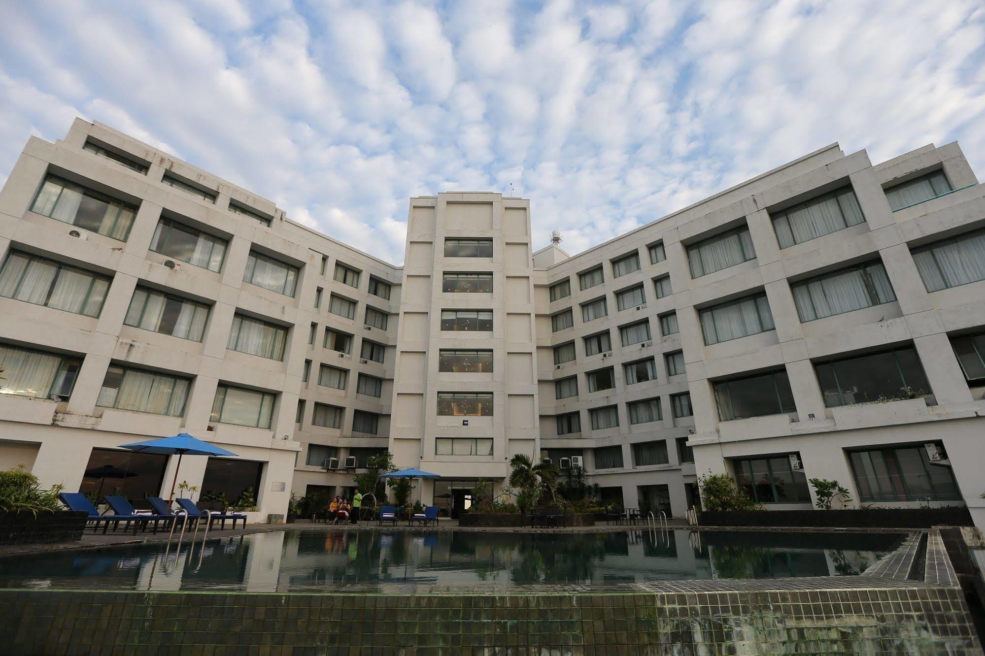 Aryaduta Manado Exterior photo