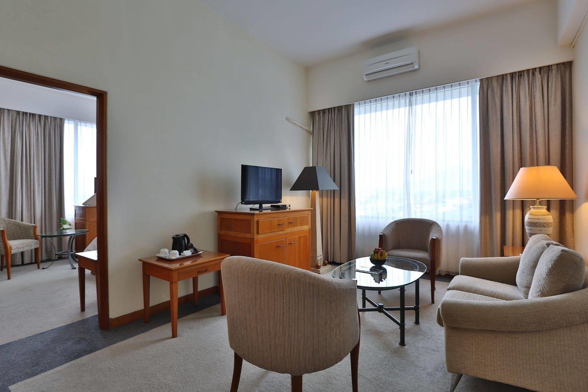 Aryaduta Manado Exterior photo